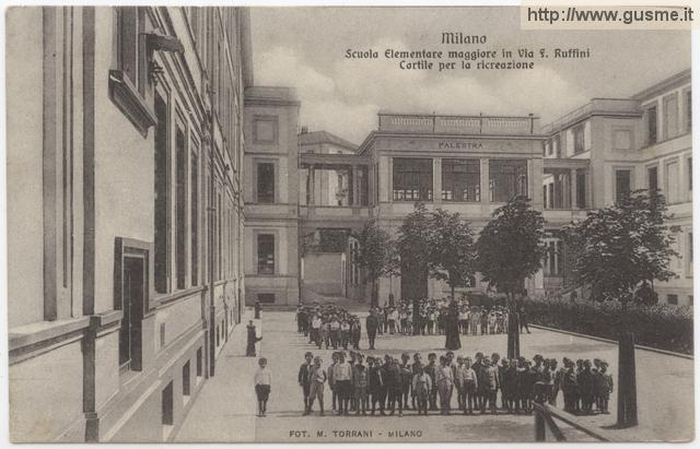 Milano - Scuola Elementare maggiore in via F.Ruffini - Cortile per la ricreazione - click to next image