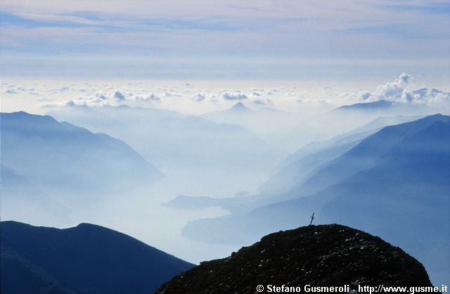  Il lago di Como nella nebbia dalla cima del Legnone - click to next image