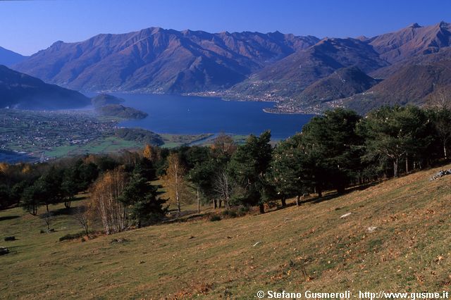  Prati di La Piazza e panorama sull'alto Lario - click to next image