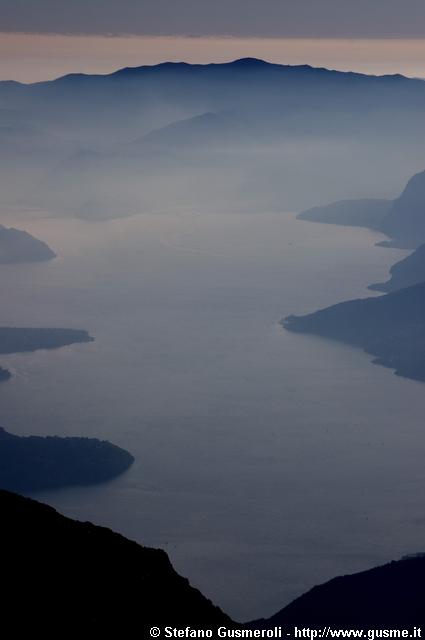  Controluce nebbioso sul lago di Como - click to next image