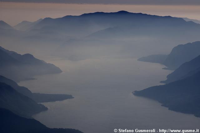  Controluce nebbioso sul lago di Como - click to next image