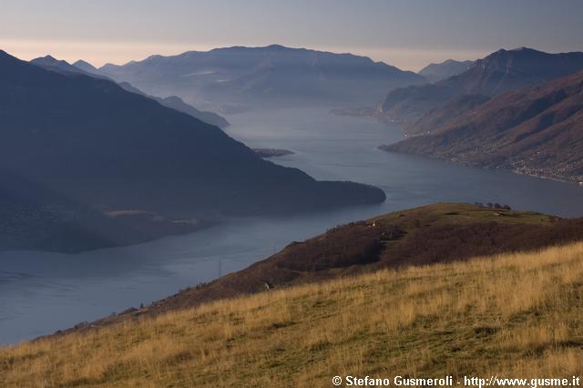  Pascoli e panorama sul Lario - click to next image