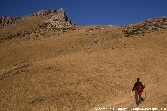  Stefan sui pascoli dorati verso il Sasso Canale - click to next image