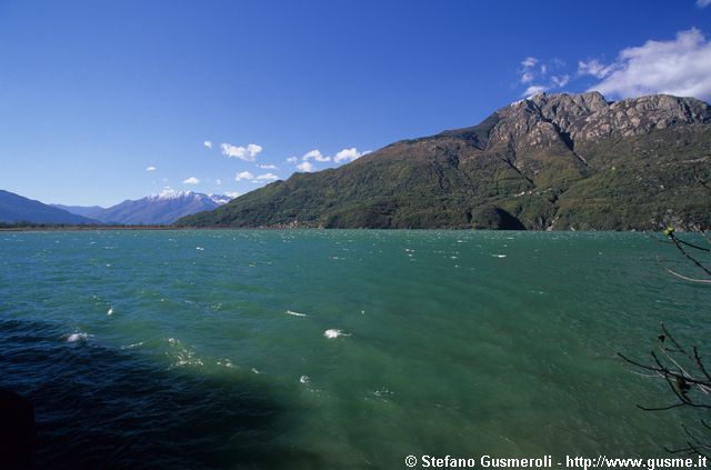  Lago di Mezzola e monte Berlinghera - click to next image