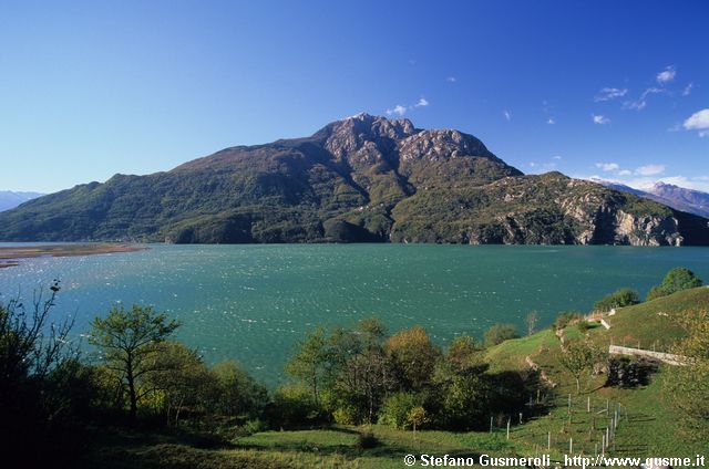  Prati, lago di Mezzola e monte Berlinghera - click to next image