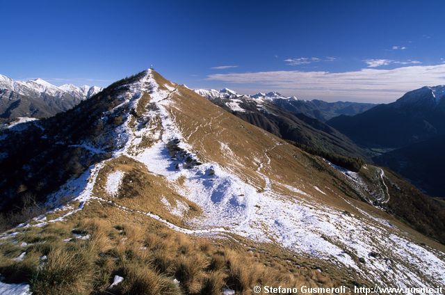  La cima del Monte Croce di Muggio sovrasta la Valsassina - click to next image