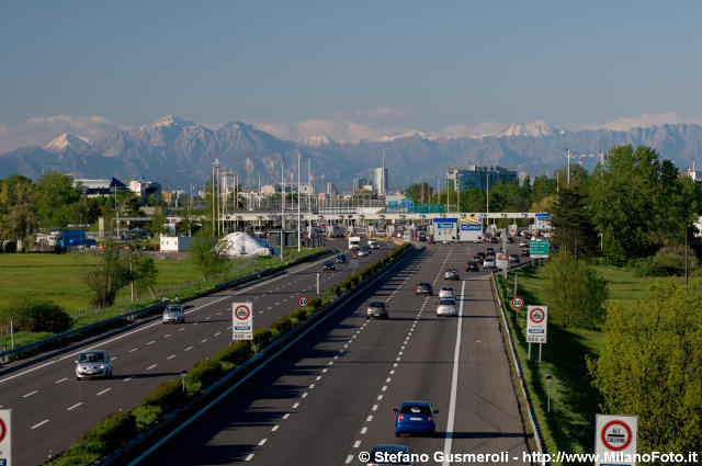  A7, Milano e Alpi dal ponte della Strada della Bazzanella - click to next image