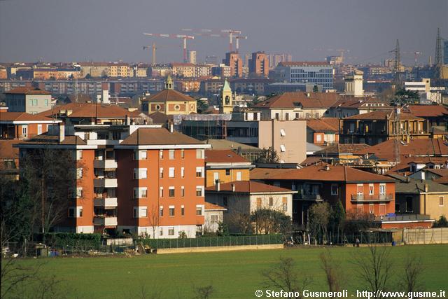  Cesano Boscone - Cupola e campanile Sacra Famiglia e gru cantieri via Savona - click to next image