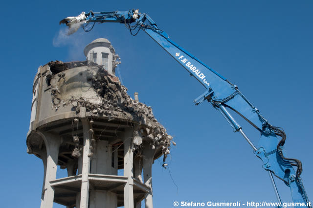  Demolizione torre piezometrica - click to next image