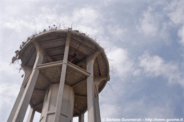  Torre piezometrica in demolizione - click to next image