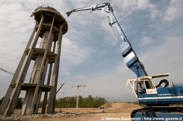  Demolizione della torre piezometrica - click to next image