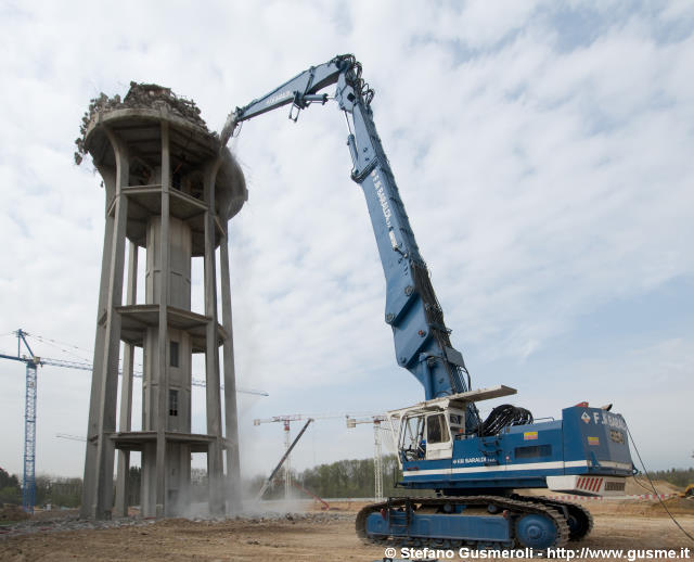  Liebherr984 alla demolizione della torre piezometrica - click to next image