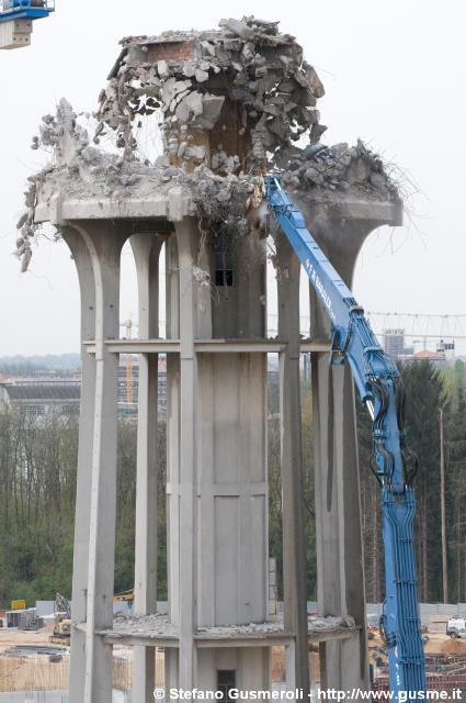  Torre piezometrica in demolizione - click to next image