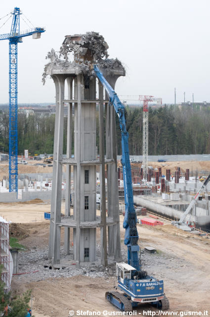  Liebherr984 alla demolizione della torre piezometrica - click to next image