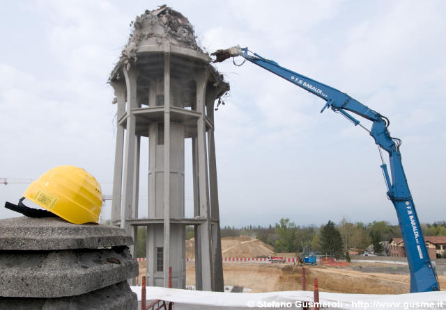  Demolizione della torre piezometrica - click to next image