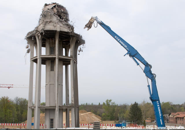  Demolizione della torre piezometrica - click to next image