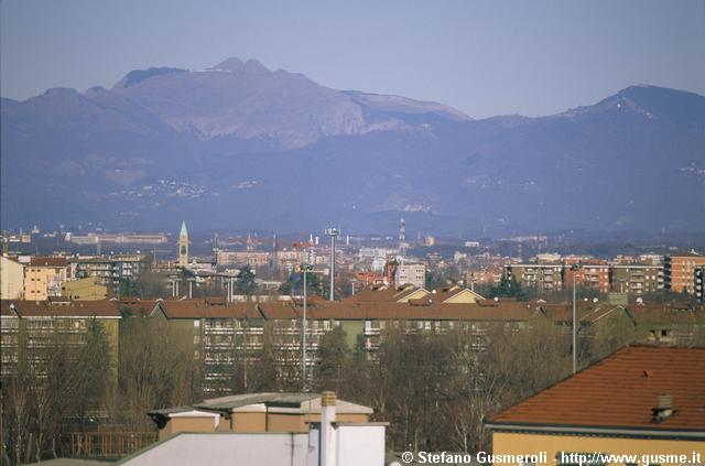  Tetti di Novate Milanese e monte Generoso - click to next image