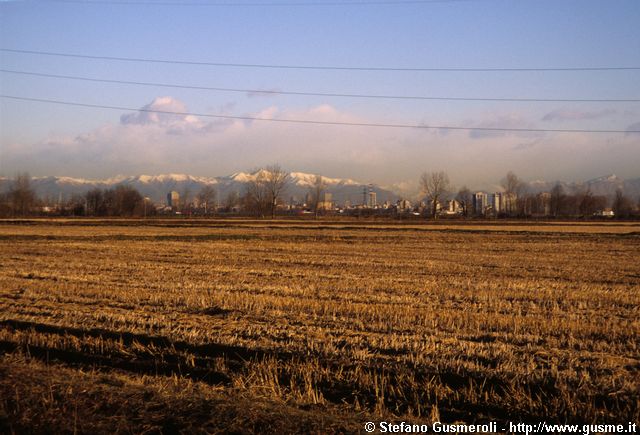 199502xx_006_34 Campi attorno alla strada Ponte Sesto, Milano e alpi - click to next image