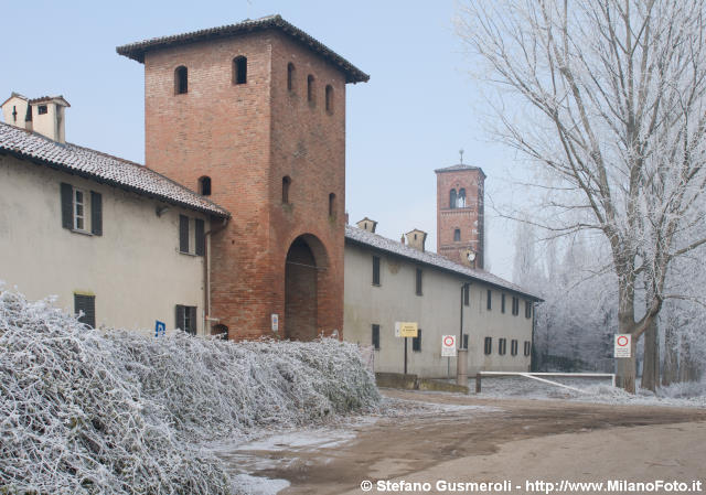  Ingresso turrito alla cascina Mirasole - click to next image