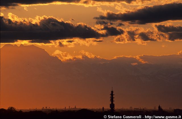  Torre telecomunicazioni Pero e Monte Rosa al tramonto - click to next image