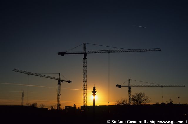  Gru via Curiel e torre Telecom Rozzano al tramonto - click to next image