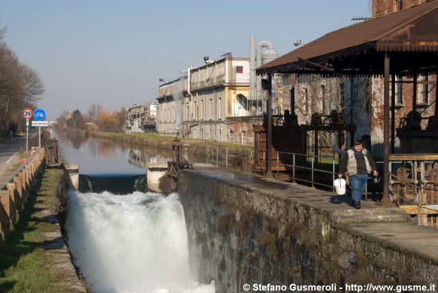  Salto del naviglio e pescatore presso l'Opificio - click to next image