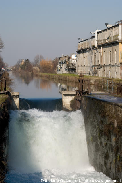  Salto del naviglio presso le chiuse - click to next image