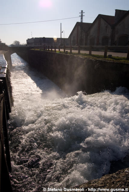  Salto del naviglio presso le chiuse - click to next image