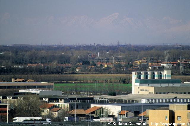  Capannoni di via Edison e Lombardi a Settimo, campi verso Trecate e Novara - click to next image