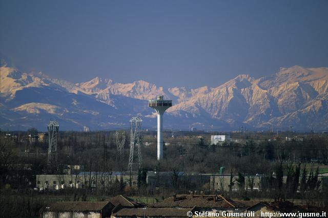  Torre acquedotto Settimo e cime del verbano imbiancate - click to next image