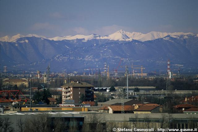  Settimo via Cacciatori delle Alpi, gru cantiere Fiera Pero e Brunate - click to next image