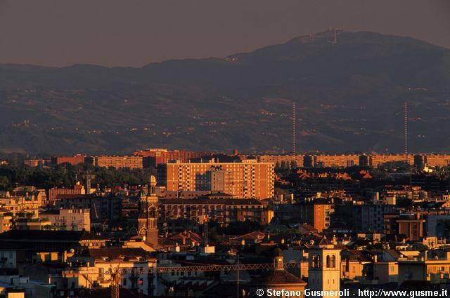  Tetti di Milano, tralicci Siziano e monte Penice - click to next image