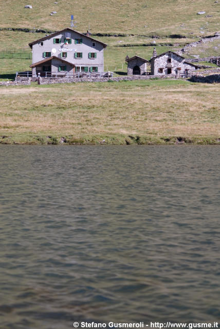  Lago di Angeloga e rifugio Chiavenna - click to next image