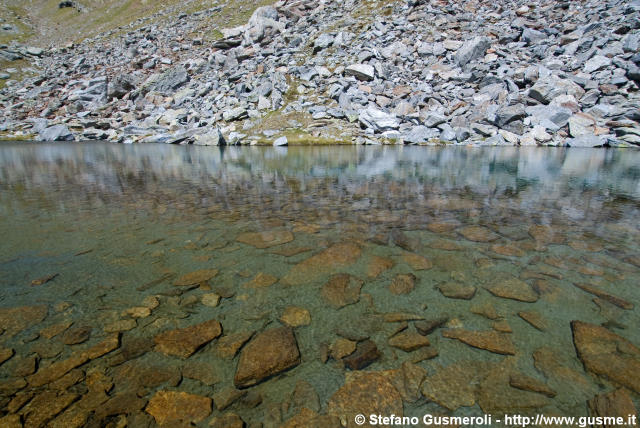  Uno dei laghetti sopra al lago Nero - click to next image