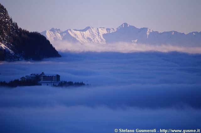  La Casa Alpina di Motta spunta da un mare di nuvole - click to next image