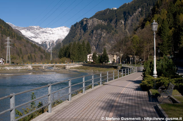  Passeggiata lungo il lago di Portarezza - click to next image