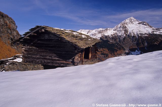  Baita cadente a Servizio e pizzo Groppera - click to next image