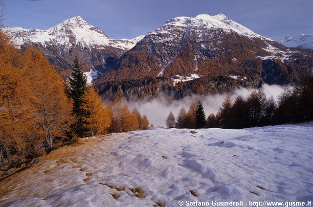  Pascoli innevati e vista verso il Calcagnolo - click to next image