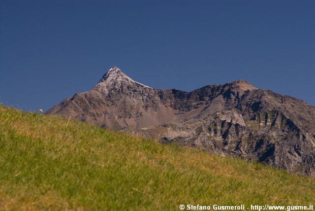  La cresta Sud dello Stella spunta dai prati dell'alpe Cermine - click to next image