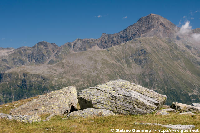  Massi di granito e pizzo Stella - click to next image