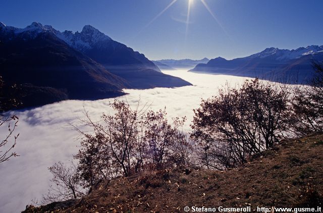  Valchiavenna colma di nuvole - click to next image