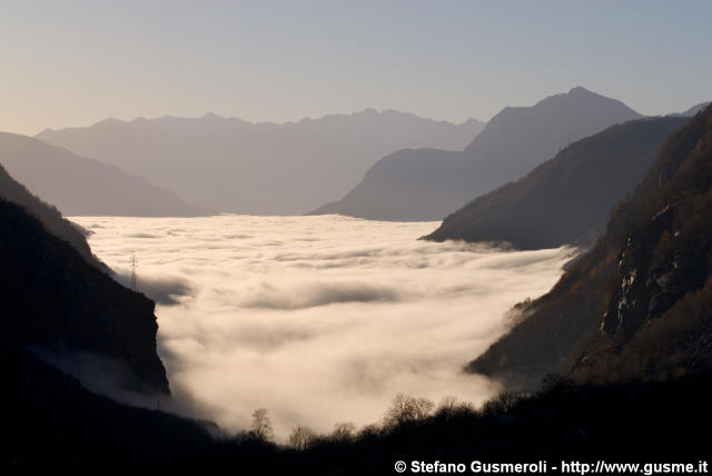  Valchiavenna colma di nuvole - click to next image