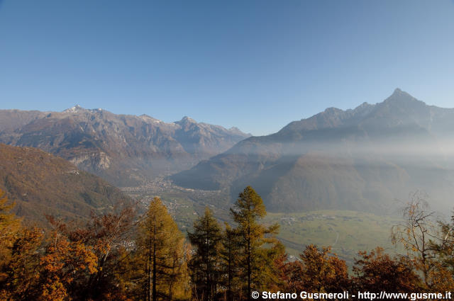  Panorama con foschia sulla valchiavenna - click to next image