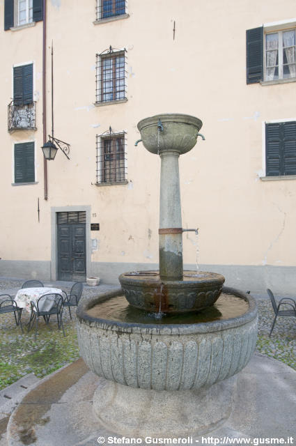  Fontana in piazza Crollalanza - click to next image