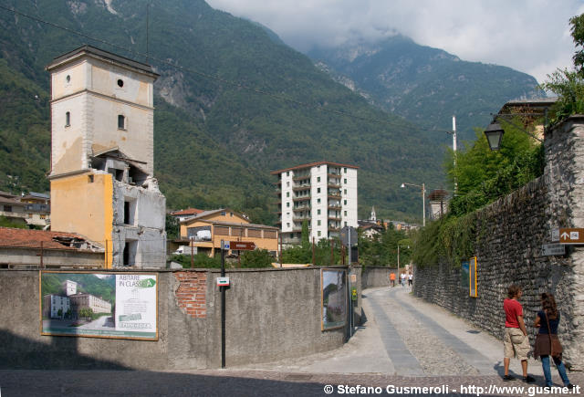  Via Poiatengo durante la demolizione del birrificio Morani - click to next image