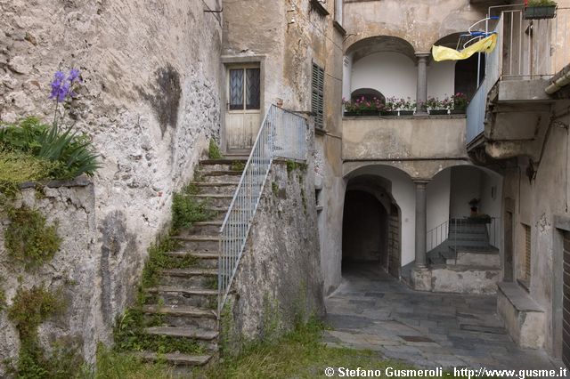  Corte in via S.Rosalia - click to next image