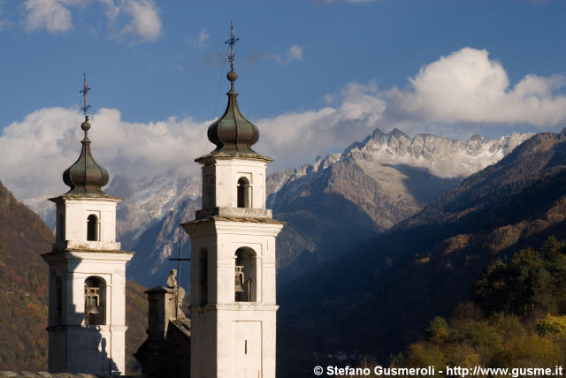  Campanili della Madonna di Loreto e cime della Bregaglia - click to next image