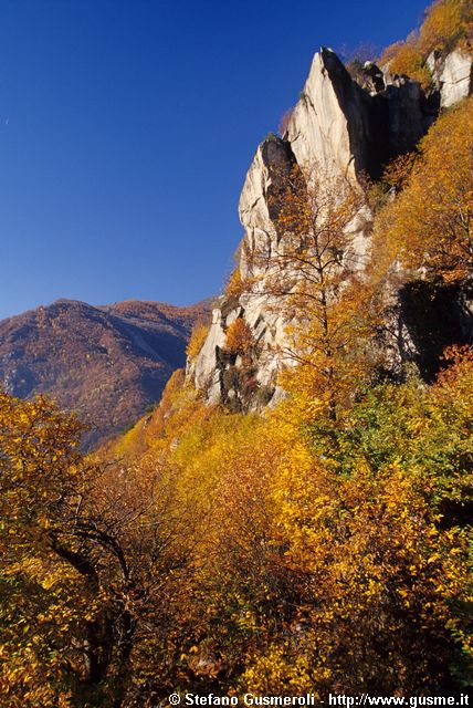  Sperone di roccia sulla strada per Pianazzola - click to next image