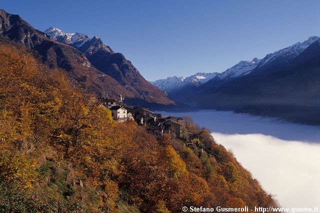  Pianazzola e mare di nuvole sulla Bregaglia - click to next image