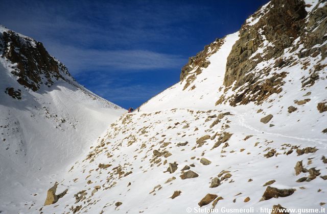  La traccia sulla neve verso il passo - click to next image